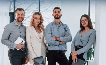 Equipo profesional en capacitación financiera