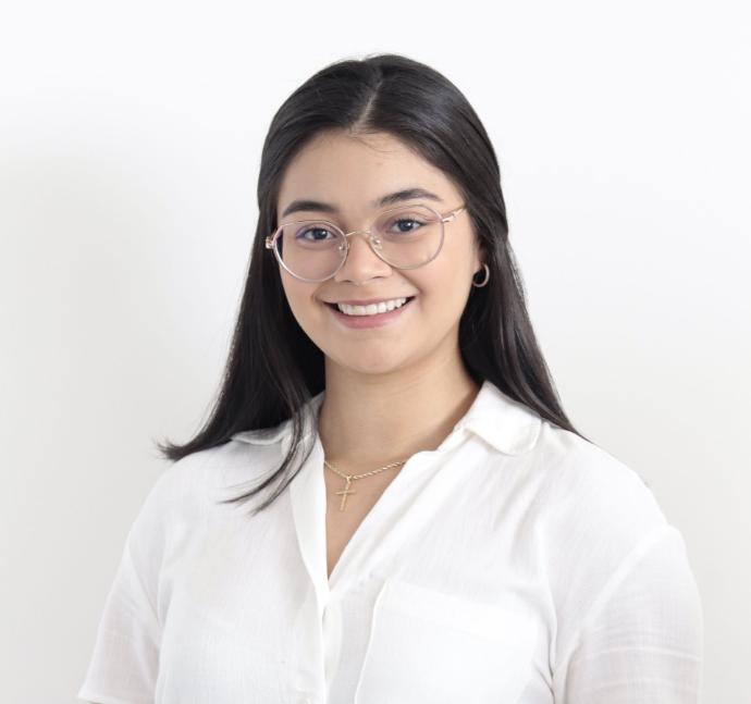 Jimena Prado, Asistente Administrativa