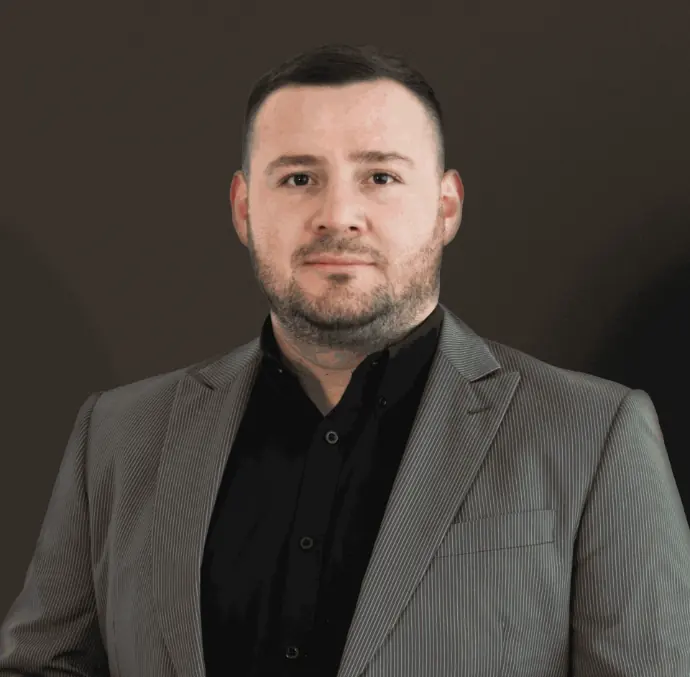 William Hidalgo, Consultor Junior