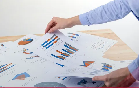 Consultoría financiera con indicadores y análisis de negocio